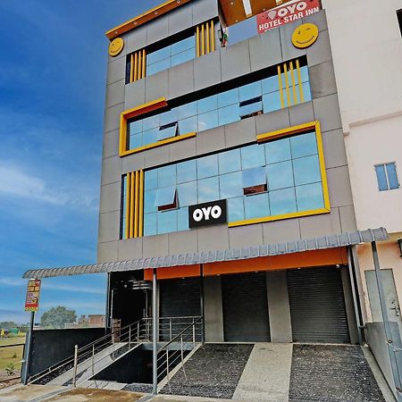 Oyo Flagship Hotel Star Inn 坎普尔 外观 照片
