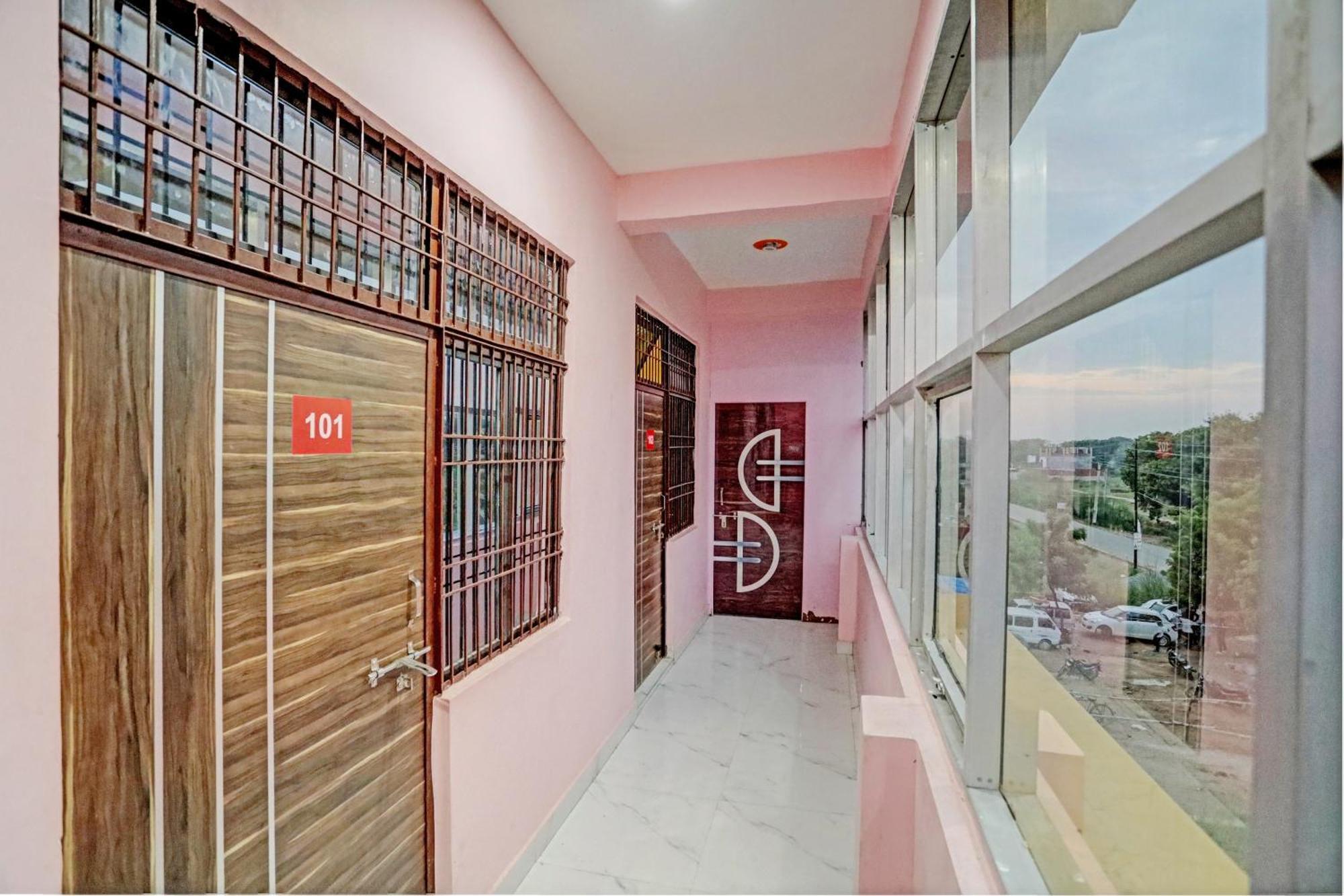 Oyo Flagship Hotel Star Inn 坎普尔 外观 照片